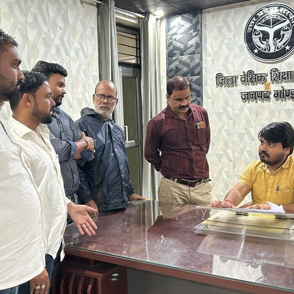 गोंडा में शिक्षकों का हल्ला बोल:वित्त एवं लेखा विभाग पर मनमानी का आरोप, बीएसए से शिकायत की