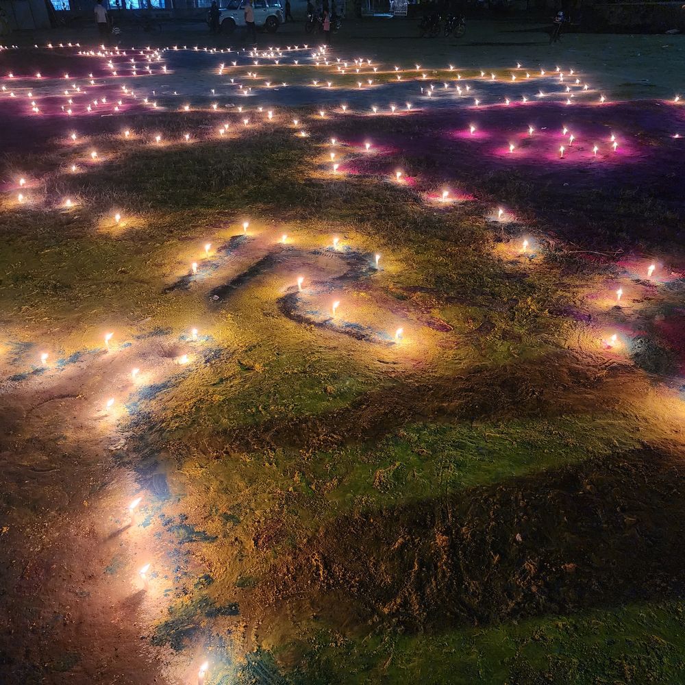 सीवान में रंगोली से बना 8 विधानसभा क्षेत्रों का मैप:स्वच्छता कर्मियों ने बनाई ह्यूमन चेन,मतदान अवश्य करें का दिया संदेश