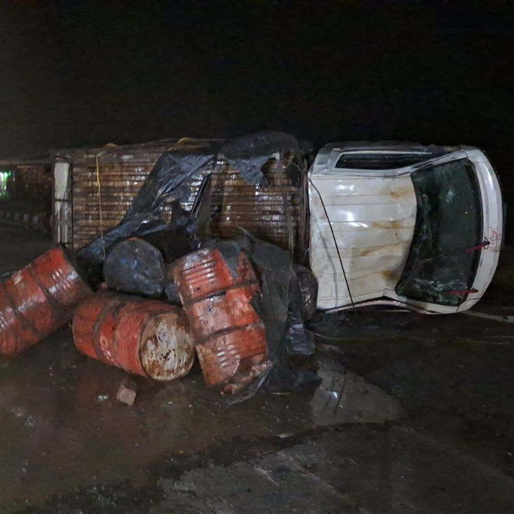 मोकामा-बख्तियारपुर फोरलेन पर केमिकल लदी पिकअप पलटी:सड़क पर केमिकल बिखरा, ड्राइवर जख्मी, भागलपुर जा रही थी गाड़ी