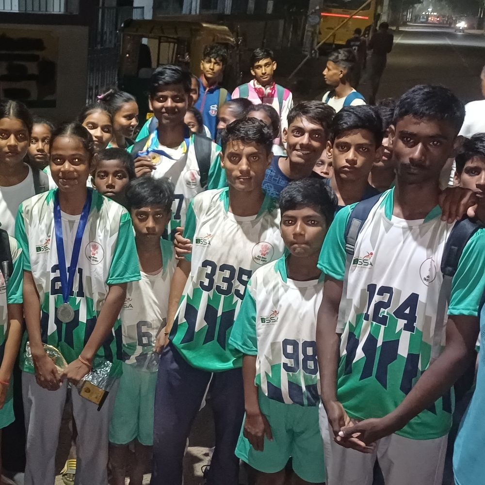 मुंगेर में डिवीजनल लेवल स्पोर्ट्स कॉम्पटीशन में बच्चों का विरोध:खाना और पानी नहीं मिलने पर की नारेबाजी, प्रशासन पर आरोप