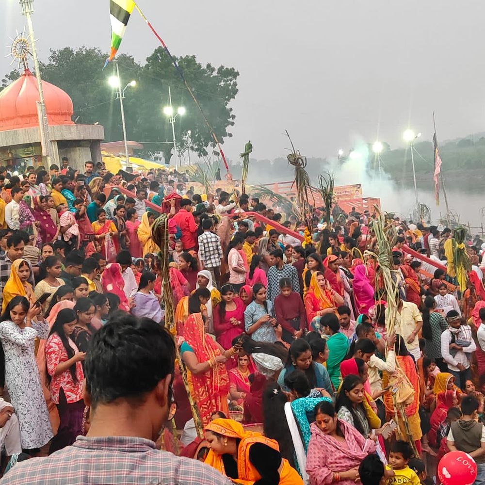 प्रतापगढ़ में छठ महापर्व का समापन:उगते सूर्य को अर्घ्य देकर हुई पूजा, घाटों पर उमड़ी श्रद्धालुओं की भीड़