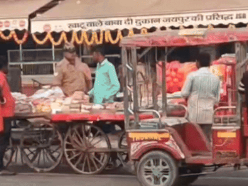 राम नगरी में पुलिस की बर्बरता का वीडियो वायरल:राम जन्मभूमि निकास द्वार पर ठेले वाले युवक की बेरहमी से पिटाई, सिपाही ने पलटा ठेला