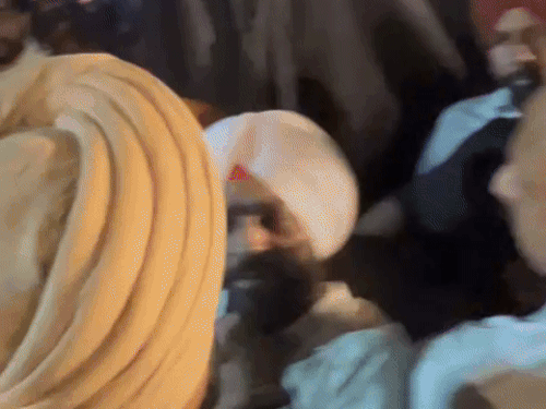 पंजाबी सिंगर सतिंदर सरताज के शो में SHO से हाथापाई:लुधियाना में धक्कामुक्की की, वर्दी पर हाथ डाला; बोला- तेरी फीतियां उतरवा दूंगा