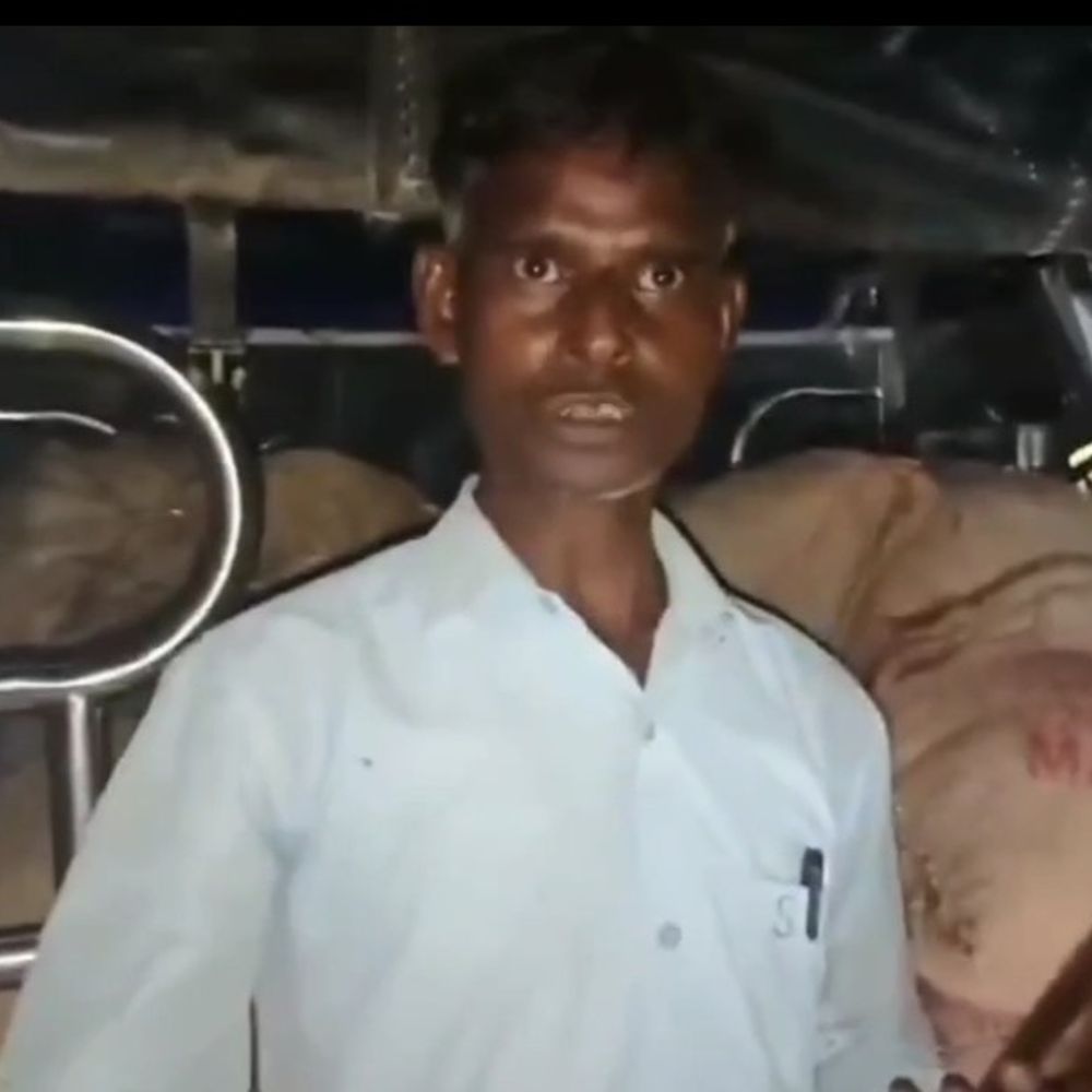 श्रावस्ती में सरकारी राशन की कालाबाजारी, VIDEO:नशे में धुत बाबू ने खुद को सीनियर DCO बताया, बोला- चाहे जहां छाप दो