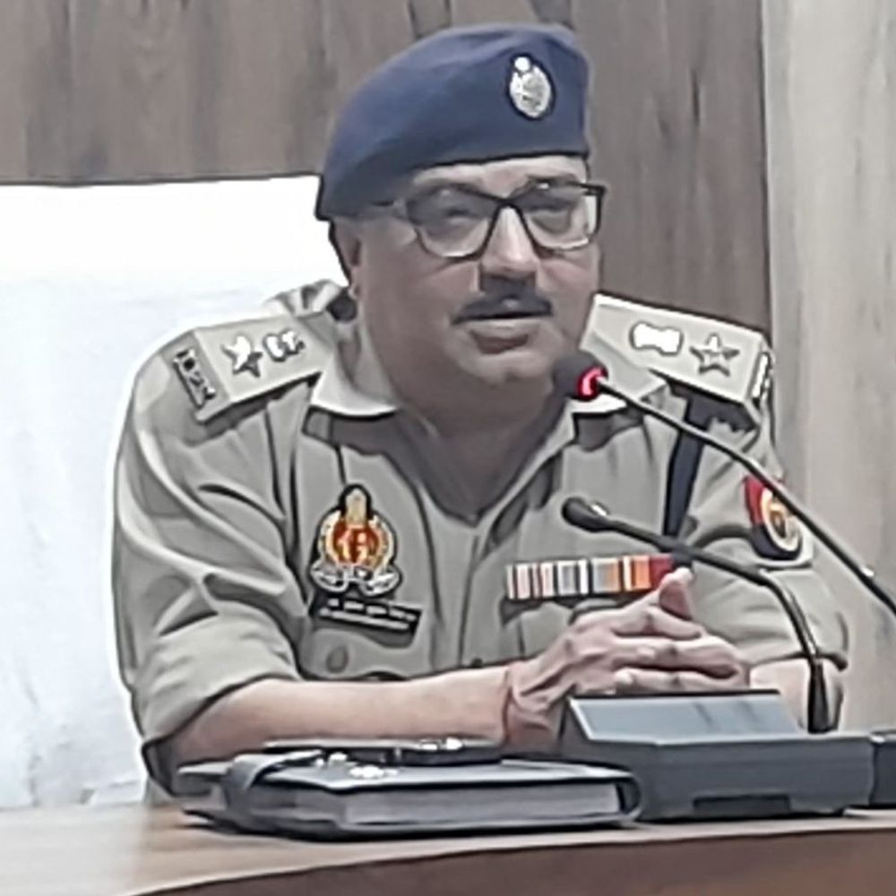 बदायूं में 11 पुलिसकर्मियों का तबादला:दो इंस्पेक्टर क्राइम, तीन दरोगा और 6 सिपाही हटाए गए