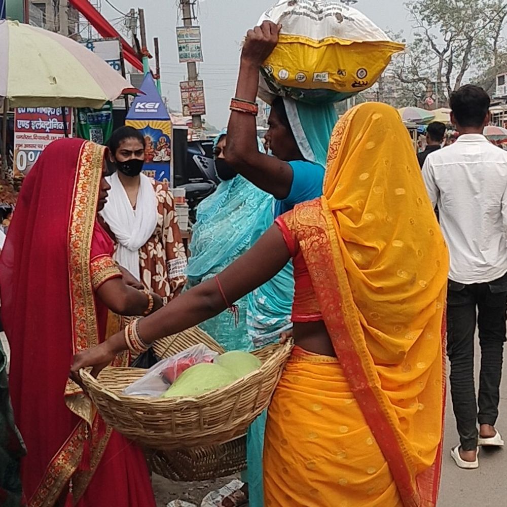 गोगरी के बाजारों में खरीददारी को लेकर लोगों की भीड़:छठ पर्व की पारंपरिक सामग्री की बिक्री अधिक