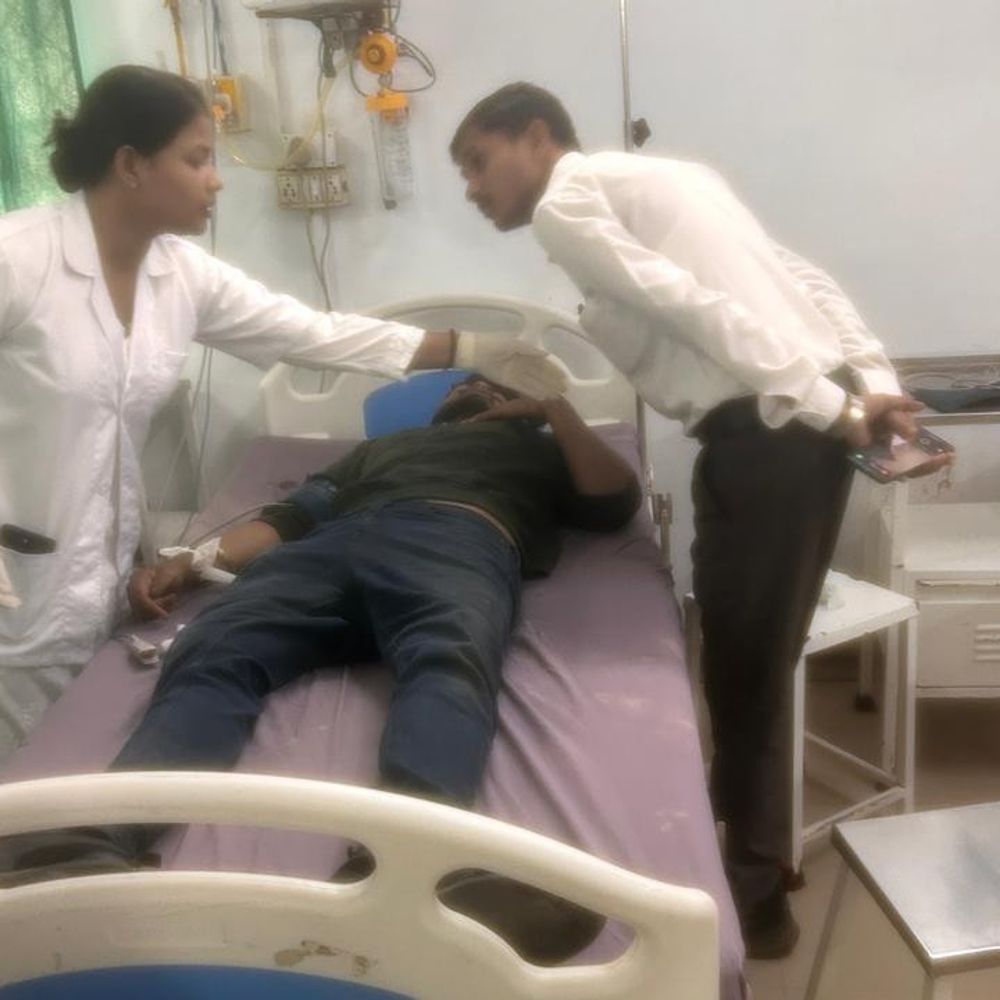 सीतापुर में बस-बाइक टक्कर, एक युवक की मौत:दूसरा गंभीर घायल, जिला अस्पताल रेफर; चालक बस सहित फरार