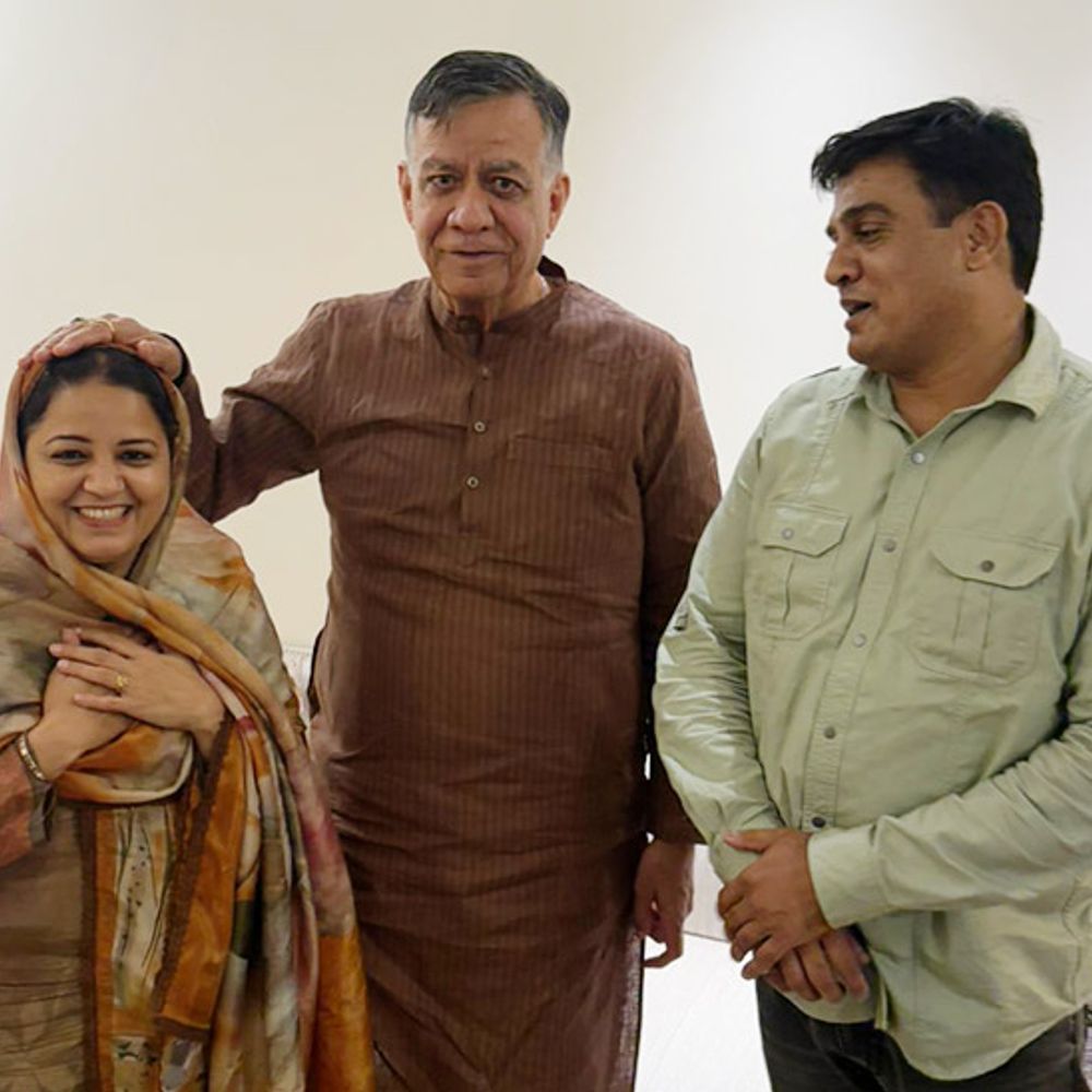 भइया दूज पर सतीश महाना का टीका करने पहुंची नसीम:विधानसभा अध्यक्ष बोले- बहन मैं पंजाबी हूं, सिर पर हाथ रख आशिर्वाद दिया