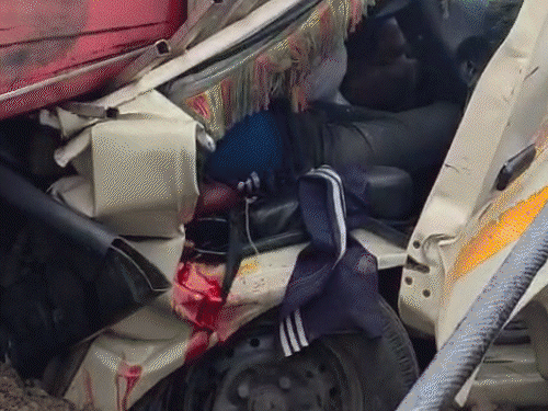 निर्माणाधीन रेलवे ब्रिज से क्रेन गिरी, दो पिकअप वाहन दबे:पिलर को शिफ्ट करते समय बिगड़ा संतुलन, लोगों को निकालने की कोशिश जारी