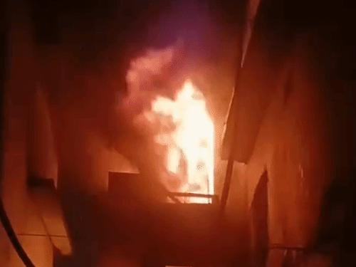 लखनऊ में 3 मंजिला मकान में भीषण आग…VIDEO:बुझाने में 4 घंटे लगे, पूरे इलाके की बिजली काटी; छज्जा गिरने से 5 फायरकर्मी घायल