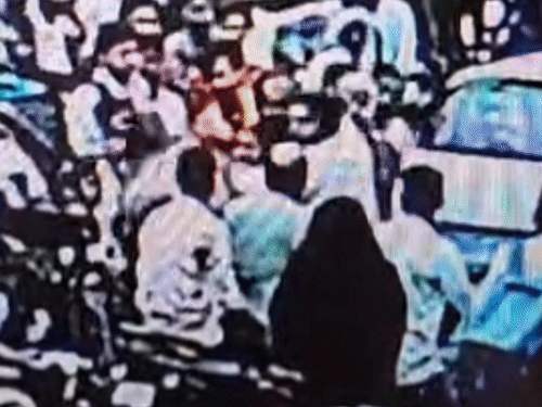 गोंडा में PRD जवान से दंबगों ने की मारपीट, VIDEO:सड़क किनारे गाड़ी हटाने को लेकर हुआ विवाद, घटना सीसीटीवी में कैद