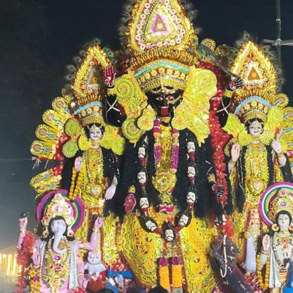 पूर्णिया में कंधे पर बैठाकर मां काली को दी विदाई:3 KM की विसर्जन यात्रा में हजारों श्रद्धालु हुए शामिल, नम आंखों से लोगों ने किया विदा