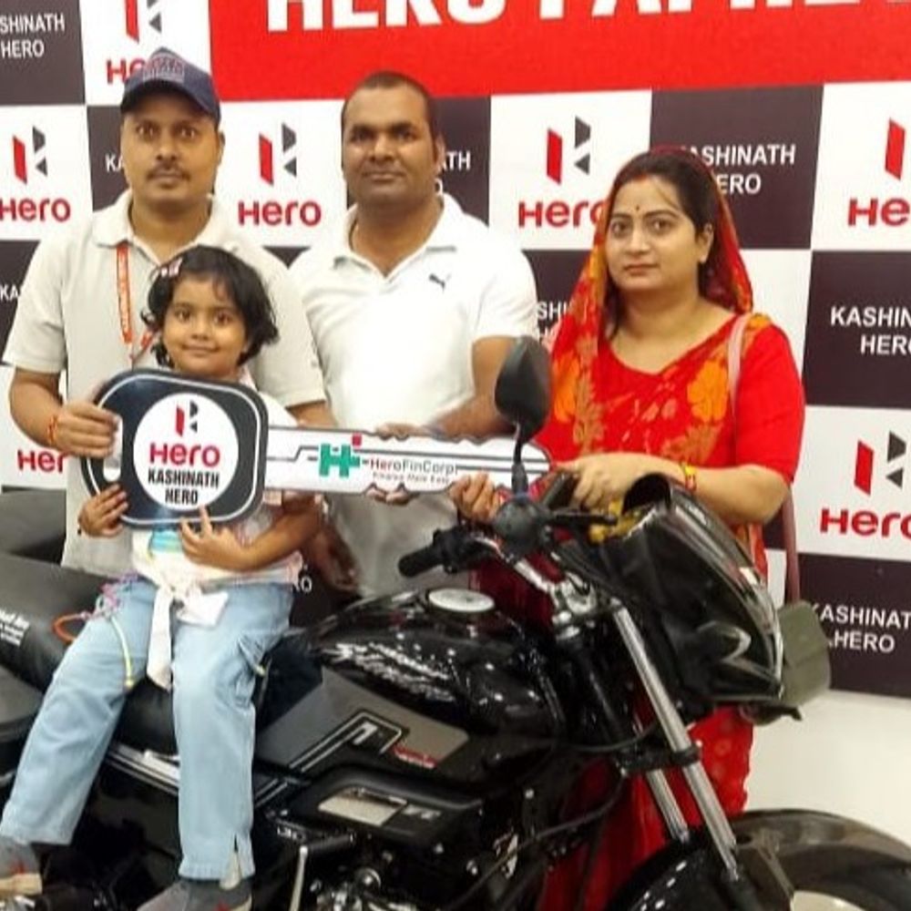 धनतेरस के दिन कार और बाइक की बिक्री हुई आधा:आजमगढ़ के व्यापारी बोले इस बार 3 दिन तक है धनतेरस का त्योहार रविवार को दोगुनी बिक्री की उम्मीद