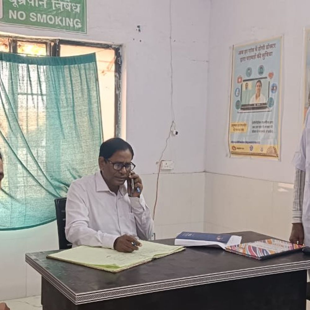 आजमगढ़ CMO के निरीक्षण में खुली पोल:अनुपस्थित कर्मचारियों के पहले से ही रजिस्टर पर थे हस्ताक्षर, जारी हुआ कारण बताओ नोटिस