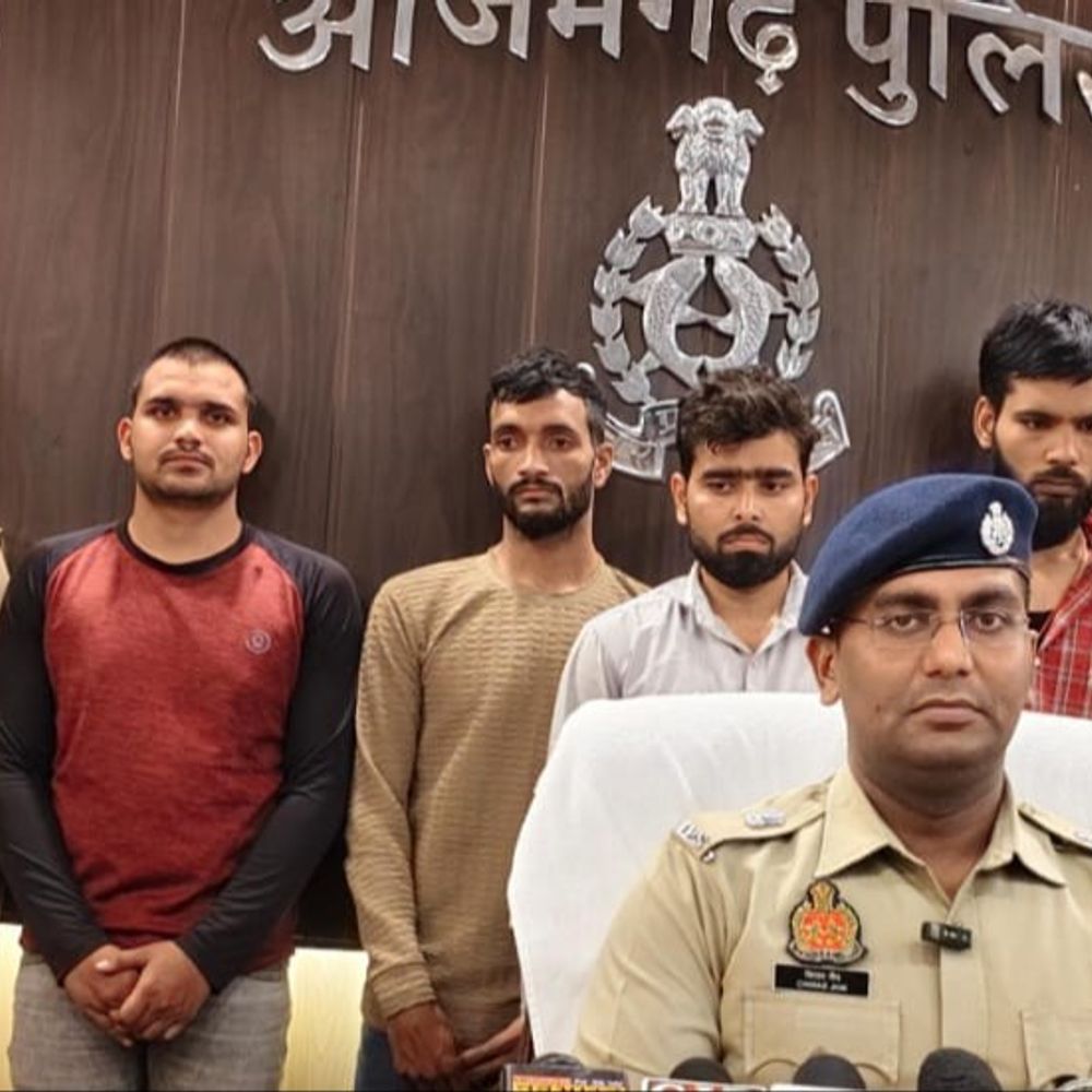 आजमगढ़ में साइबर ठगी करने वाले चार आरोपी गिरफ्तार:ऑनलाइन प्रोडक्ट की सेल और मार्केट वैल्यू बढ़ाने के नाम पर करते थे ठगी फर्जी दस्तावेज और एटीएम बरामद
