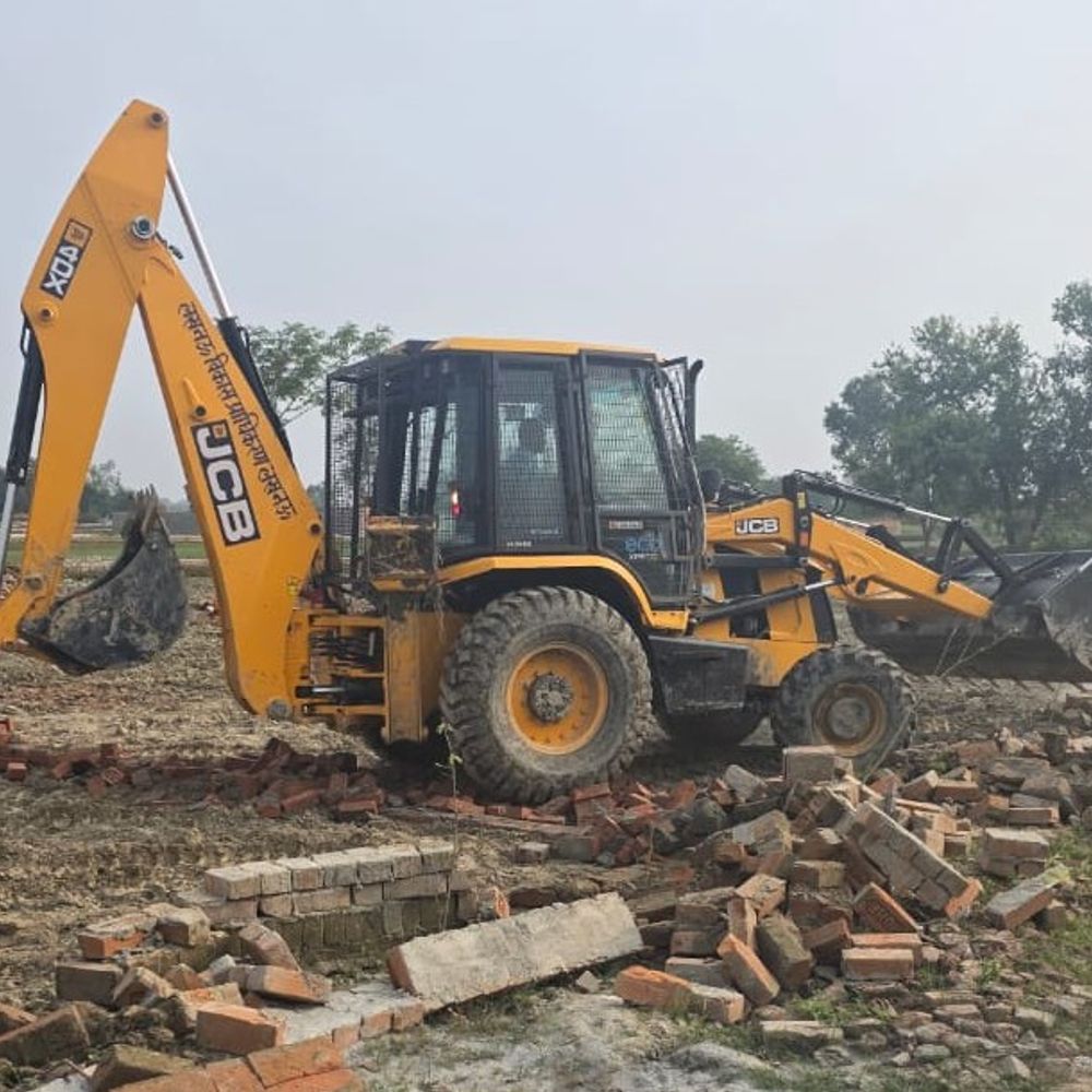 लखनऊ विकास प्राधिकरण का अवैध निर्माण पर चला बुलडोजर:जोन 1 और 2 में हुई कार्रवाई 6 अवैध निर्माण पर कार्रवाई , नक्शा पास करवाए बिना कर रहे थे निर्माण