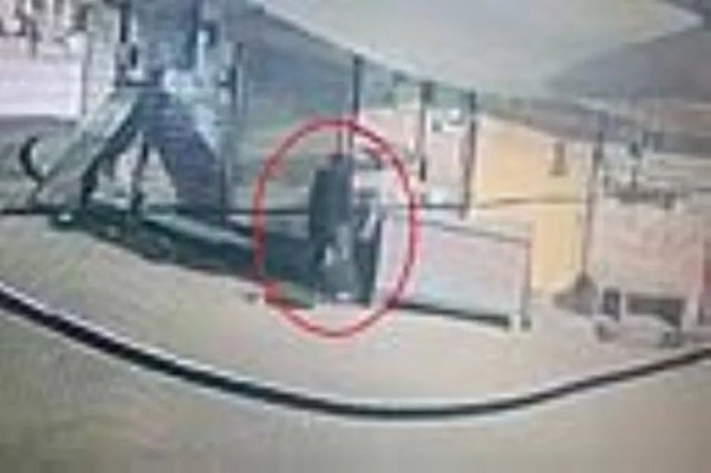 पटाखा दुकान में सेंध : छत के रास्ते अंदर घुसे चोर ने 4 कर्टन-कट्टे पटाखों के पार