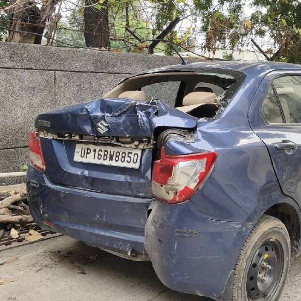 नोएडा में कार बैक करते समय बच्चे को लगी टक्कर:अस्पताल ले जाते समय मौत, मुकदमा दर्ज , हिरासत में लिया गया चालक