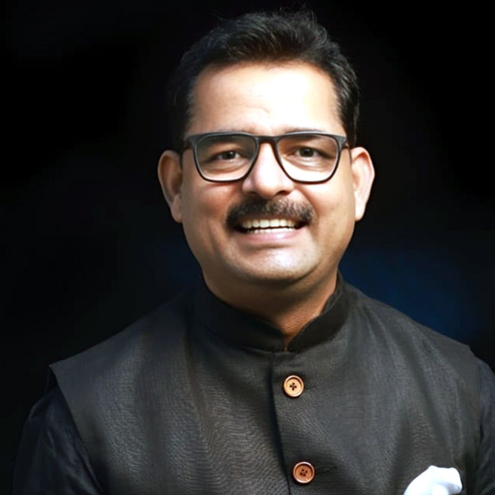 ​​​​​​​कवि सम्मेलन में हिस्सा लेने धनबाद पहुंचे दिनेश बावरा:कहा- सेवा छोड़ सुख भोगने वाली सत्ता पाने के लिए बिना मेल की शादी कर रहे हैं