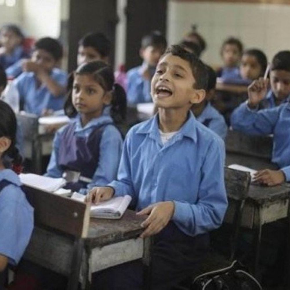 प्रिंसिपल ने लागू किया पढ़ाई का नियम:’यदि बच्चा उत्कृष्ट तो स्कूल भी उत्कृष्ट’ इससे स्कूल में फरर्राटदार अंग्रेजी में बात करते हैं बच्चे; 2000 से ज्यादा बड़े पदों पर