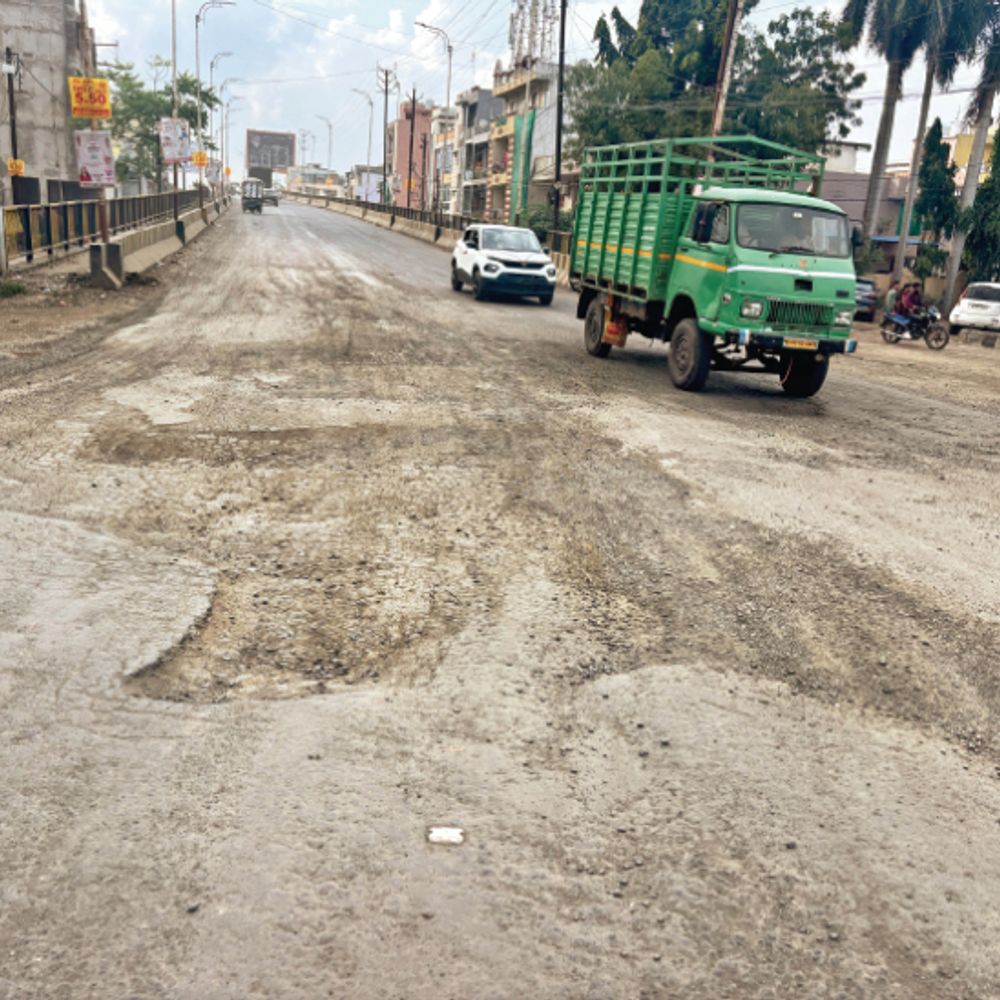 ‘बूढ़े’ ब्रिज:राऊ ब्रिज 10 माह में हिलने लगा, तीन इमली 10 साल बाद भी अधूरा