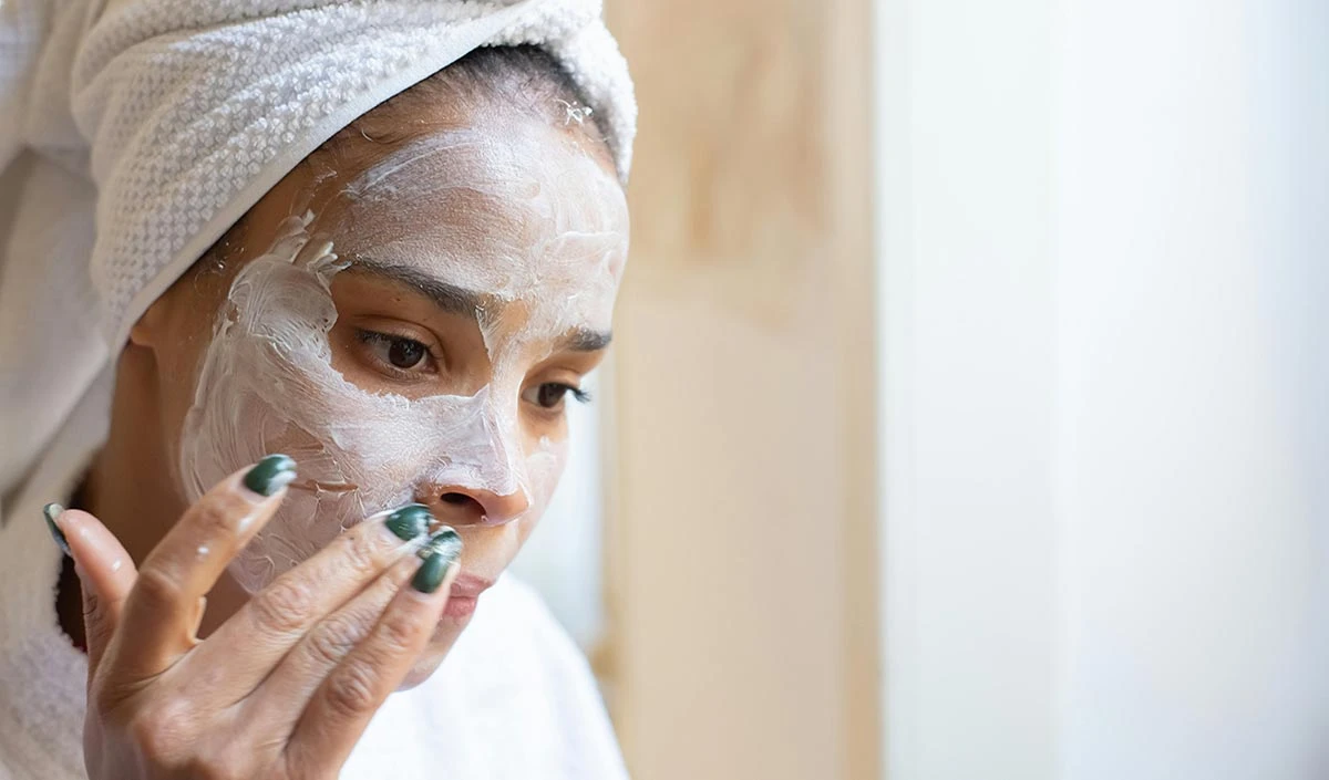 Skin Care: ओवरनाइट फेस मास्क से पाना चाहती हैं ग्लोइंग स्किन, तो इसे लगाते समय कुछ छोटे-छोटे टिप्स को करें फॉलो