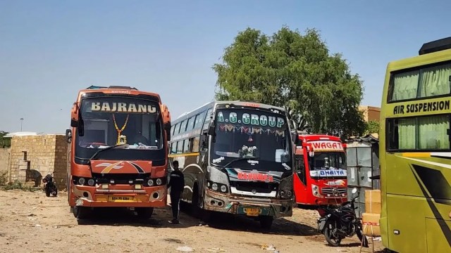 सुरक्षा के माकूल बंदोबस्त न नियमों की पालना, एसी बसों में आपातकालीन द्वार, नॉन एसी में नहीं