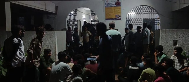 बेखौफ गुंडागर्दी : तलवार-चाकू, लाठी-डंडा लेकर हाॅस्टल में घुसे बदमाश, लाइट बंद करके छात्रों को पीटा