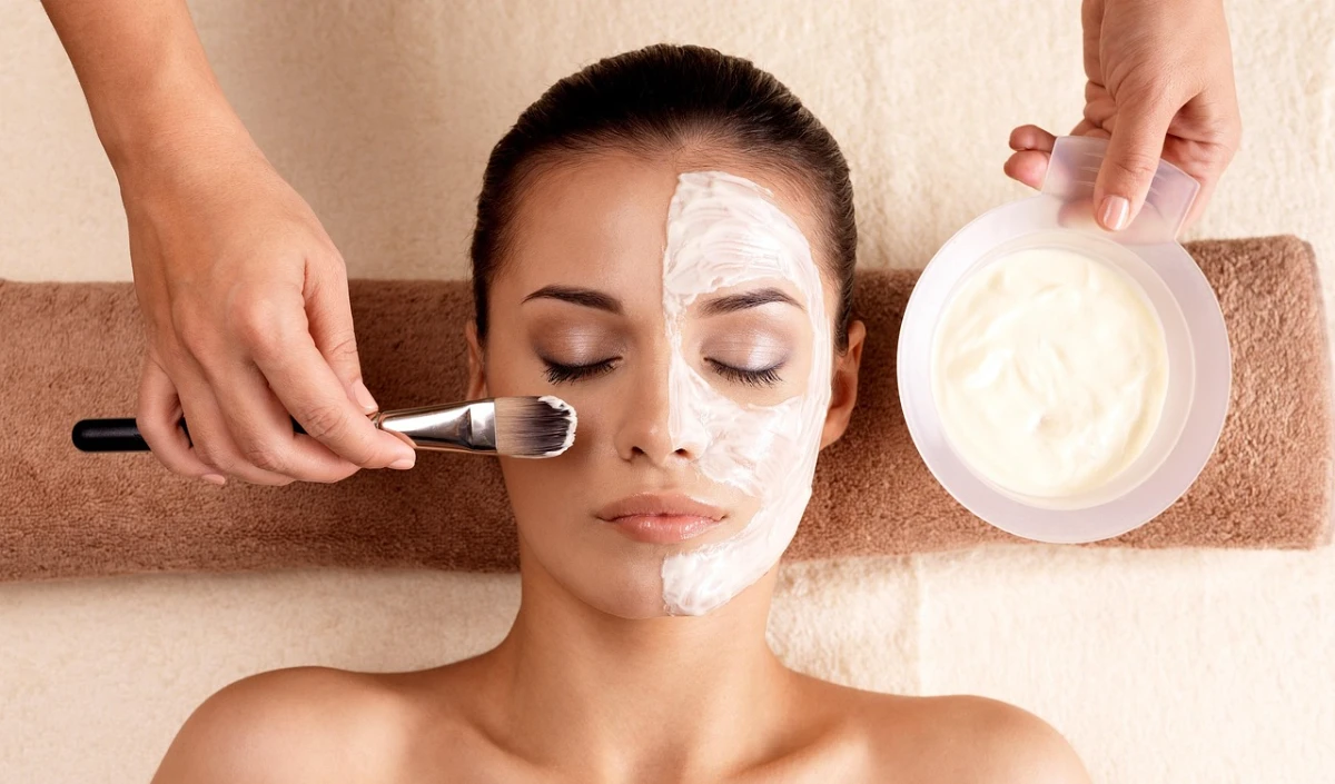 महंगे फेशियल छोड़ो! मुफ्त के दही से घर बैठे पाएं कोरियन जैसी चमकती ग्लास स्किन