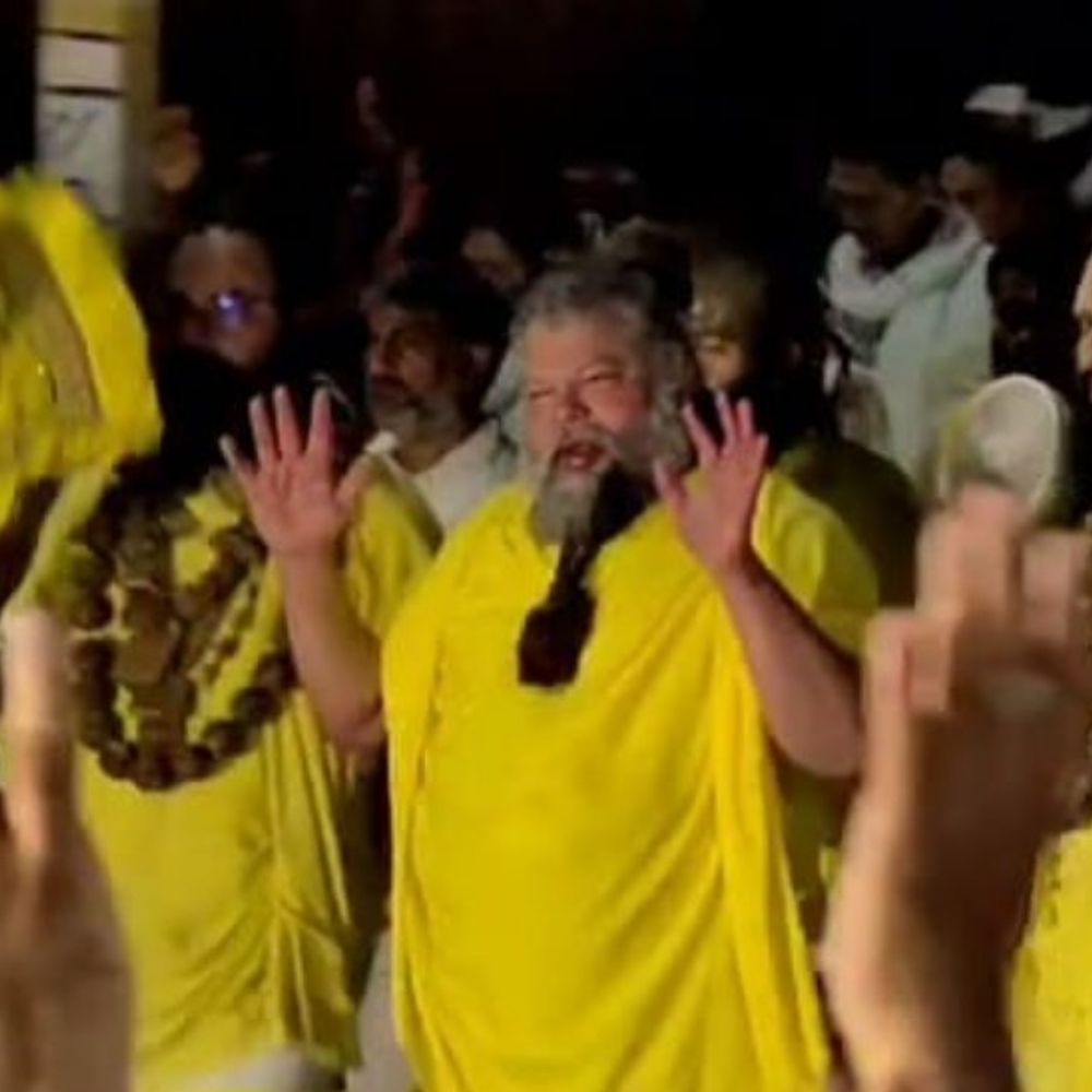 संत प्रेमानंद महाराज ने शुरू की पदयात्रा:डेढ़ किलोमीटर के रास्ते में उमड़े भक्त,दर्शन कर अभिभूत भक्त बोले राधे राधे