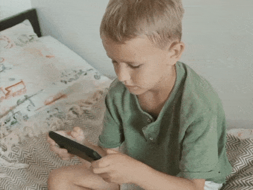 मोबाइल से बच्चों के दिमाग पर पड़ रहा असर:हल्द्वानी में हर हफ्ते अस्पताल पहुंच रहे 5 बच्चे, डॉक्टर बोले- बच्चों को ज्यादा फोन ना दिखाएं