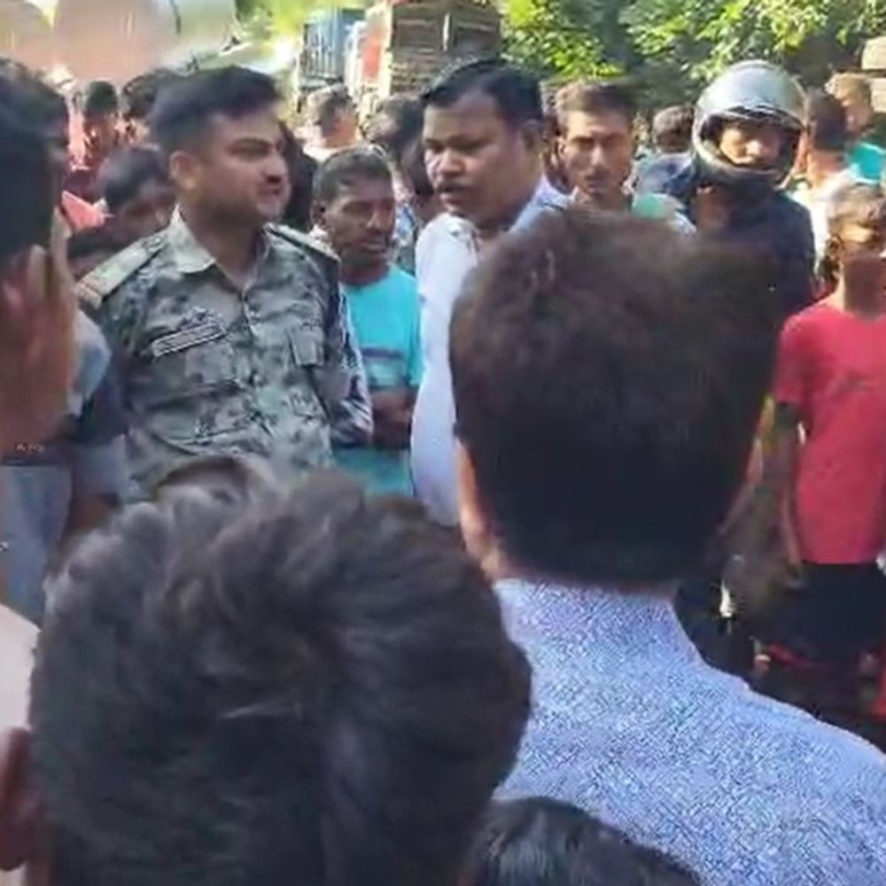 पाकुड़ में पत्थर लदा अनियंत्रित ट्रेलर कच्चे मकान में घुसा:घर में सो रहे शख्स की मौत, आक्रोशित ग्रामीणों ने किया सड़क जाम