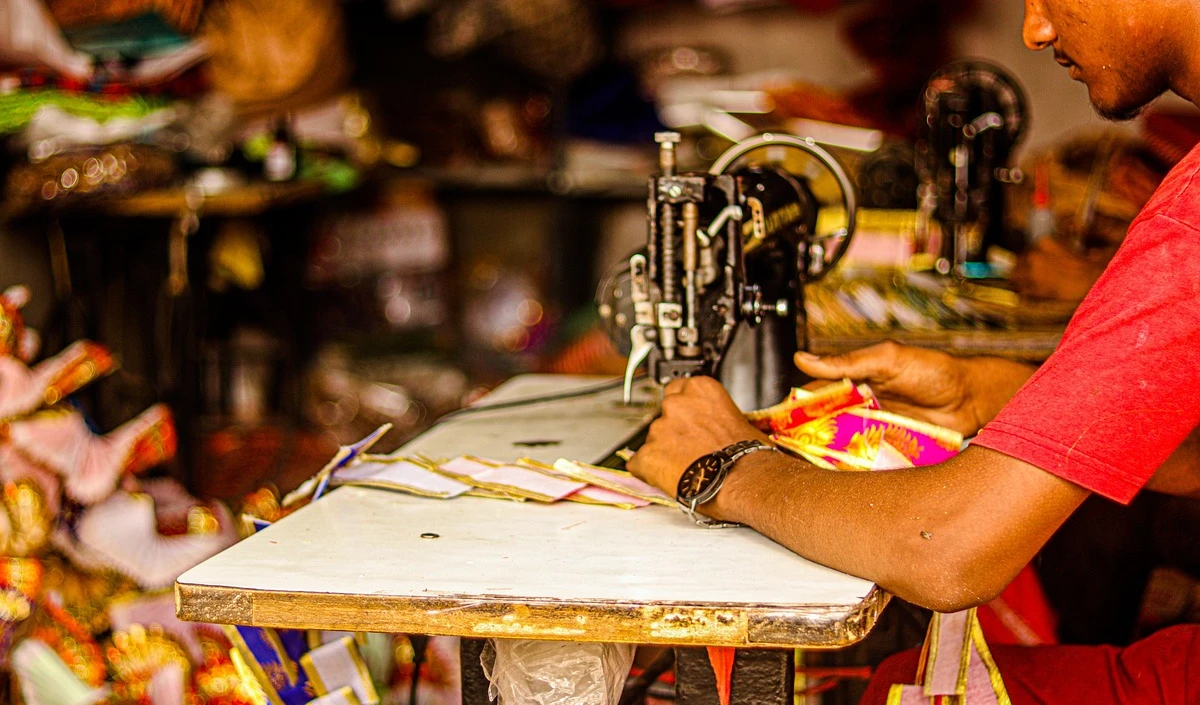 गुजरात के एक दर्जी पर अदालत ने 7,000 रुपये का जुर्माना लगाया, वजह? शादी के लिए महिला का ब्लाउज सिलने में देरी