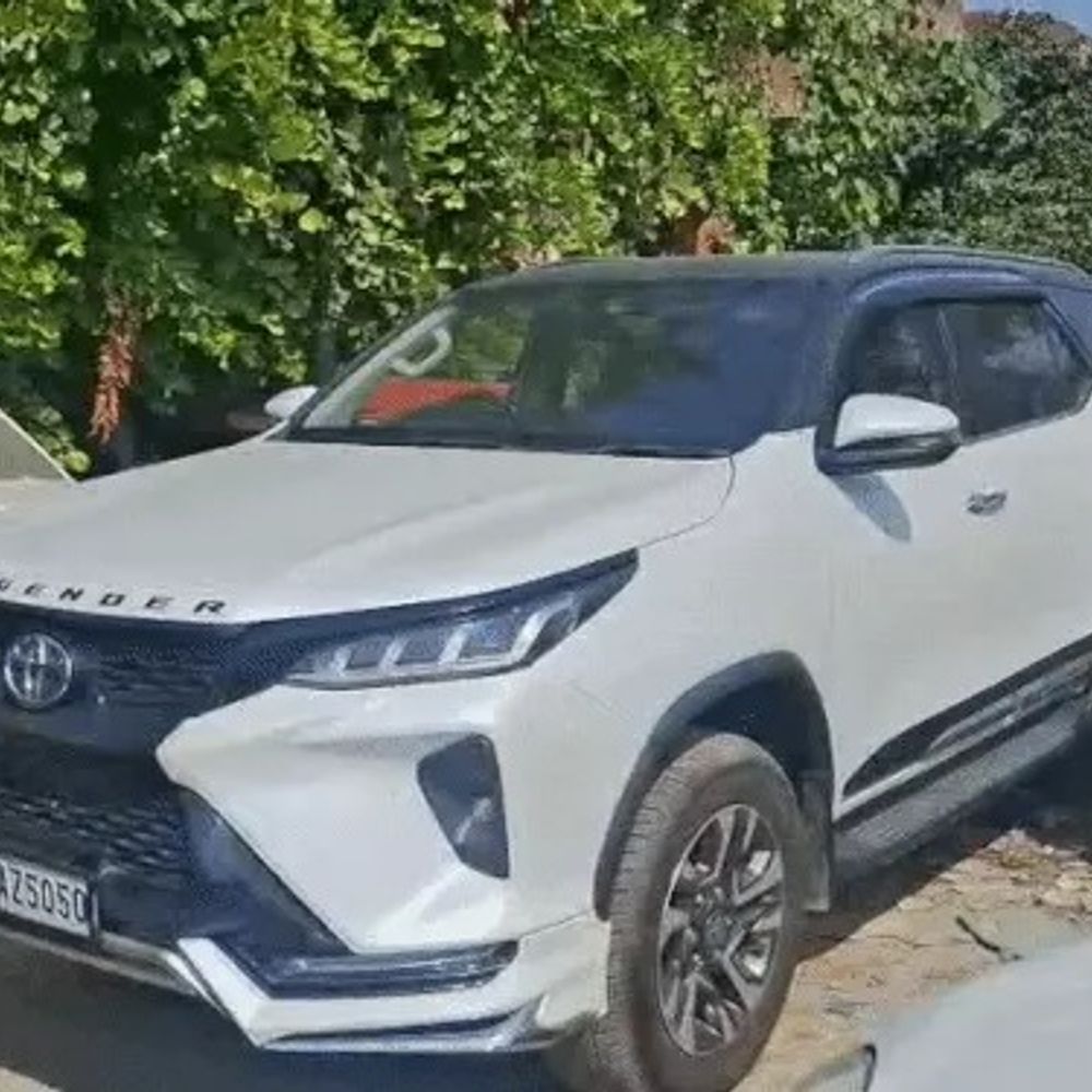 फॉर्च्यूनर सवारों को नाके पर रोका, भागने पर पकड़ा, फर्जी नंबर प्लेट लगा रखी थी