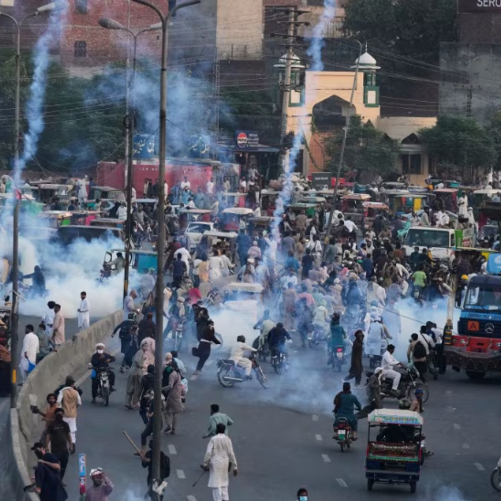 पाकिस्तान में पुलिस फायरिंग से 11 प्रदर्शनकारियों की मौत:गाजा पीस प्लान का विरोध कर रहे थे; अमेरिकी दूतावास की तरफ मार्च निकाला था