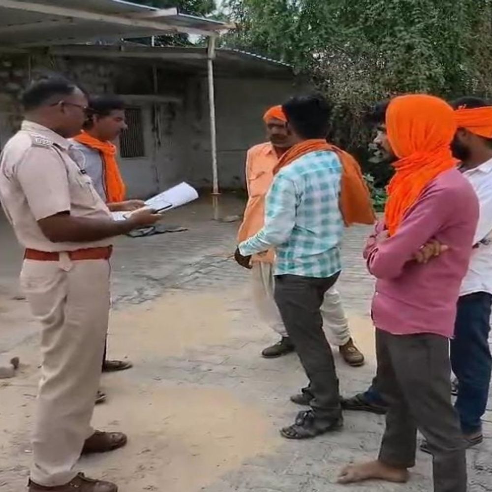 छत पर काम कर रहे व्यक्ति का पैर फिसला:सिर के बल गिरने से हुई मौत, 5 बच्चों का पिता है मृतक