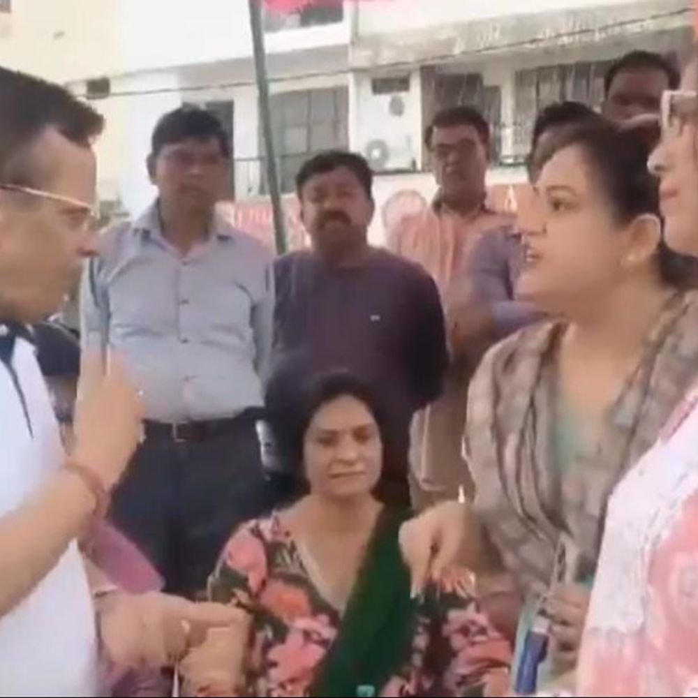 भाजपा नेता पर बरसी महिलाओं के गुस्से का VIDEO:मेरठ के सेंट्रल मार्केट की पीड़िताएं बोली- भाजपा ने हमें सड़क पर खड़ा कर दिया, हमारी लाशों पर लड्डू बांटे
