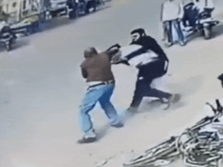 जमीन विवाद में रिश्तेदारों के बीच चले लात-घूंसे:दुकान में रखीं कुर्सियां फेंककर मारीं, पुलिस ने दोनों पक्षों के खिलाफ किया प्रकरण दर्ज