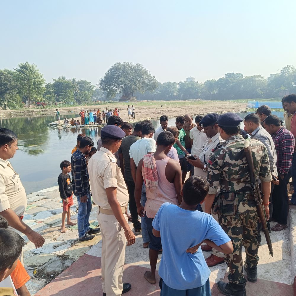 अज्ञात महिला का शव नदी में मिला, नहीं हुई पहचान:किशनगंज में हत्या की आशंका, पुलिस जांच में जुटी