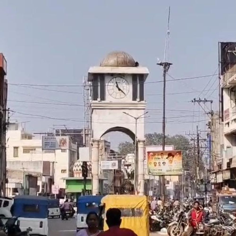 धमतरी की नगर घड़ी डेढ़ साल से बंद:निगम ने मैकेनिक ढूंढने-बनाने वाले को इनाम देने की घोषणा की, 2009 में स्थापित की गई थी