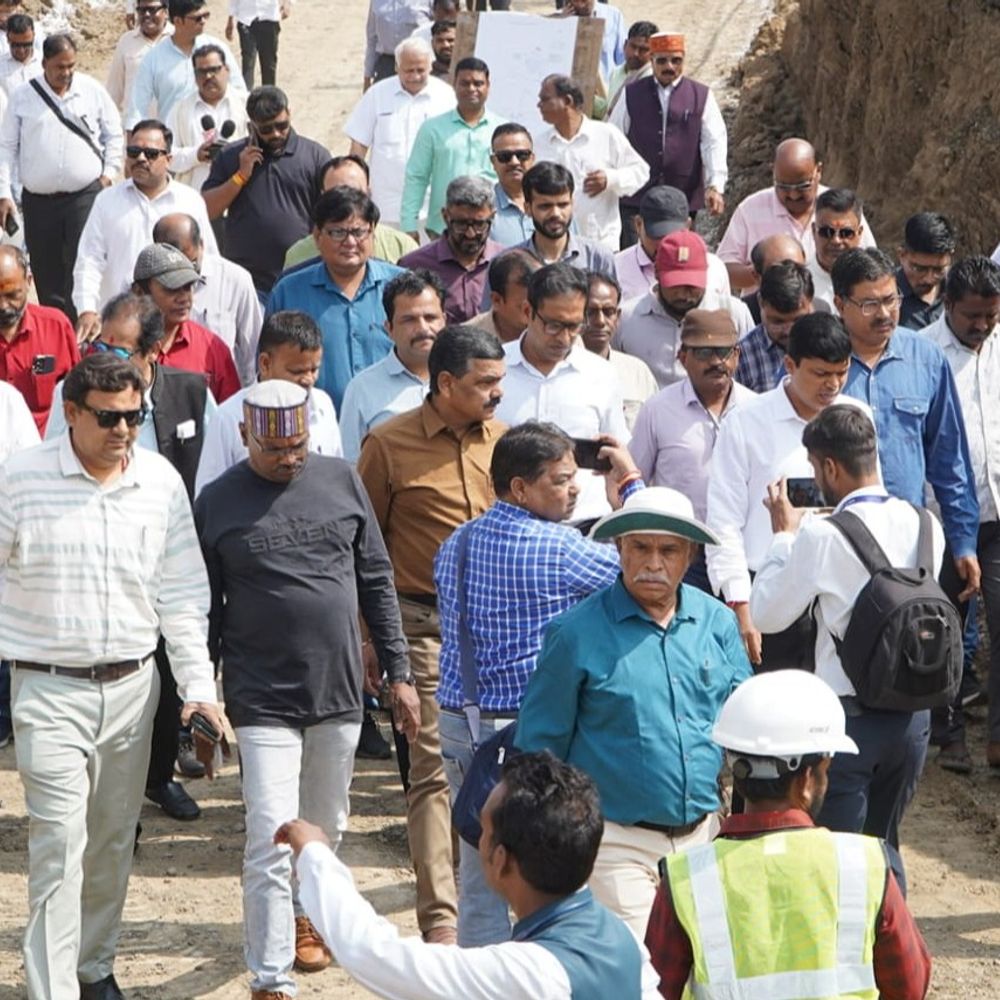 शिप्रा नदी किनारे 30 मीटर चौड़ा एमआर 22 रोड बनेगा:30 करोड़ श्रद्धालुओं के लिए की जा रही तैयारी,अधिकारियों ने कुंभ का प्रजेंटेशन दिया