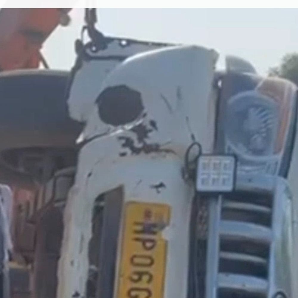 अंबाह बाईपास पर सड़क धसकने से पिकअप पलटा:ड्राइवर-स्टाफ बाल-बाल बचे; पत्थर से भरा था पिकअप