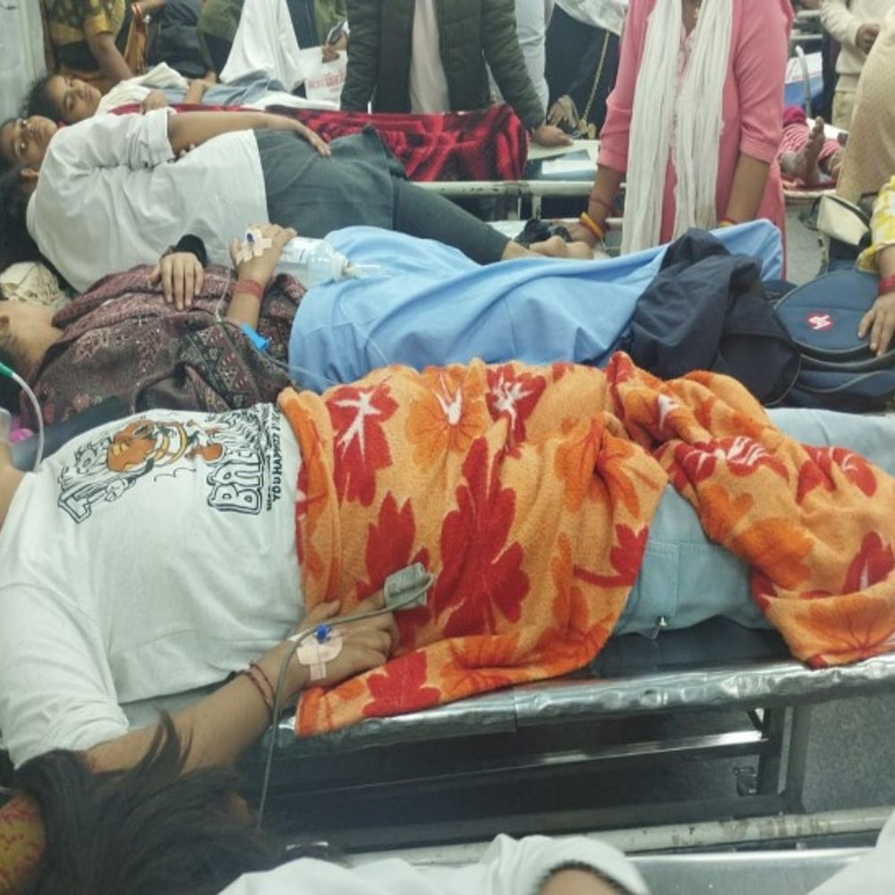 लखनऊ पहुंचे हरदोई में गैस लीक से बेहोश बच्चे:9 गंभीर छात्राओं को KGMU लाया गया, ट्रॉमा सेंटर में भर्ती कर इलाज शुरू