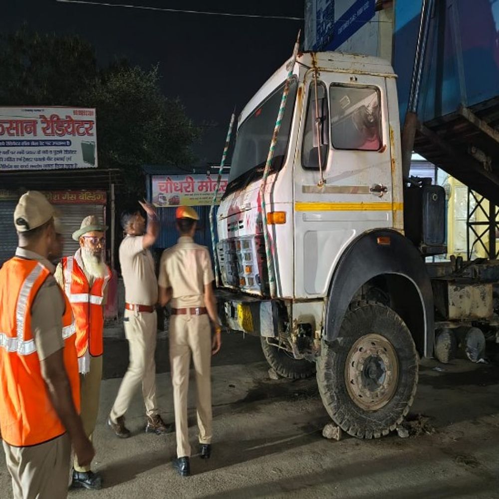 टोंक में हाईवे पर खड़े वाहनों को हटाया:जयपुर हादसे के बाद पुलिस ने शुरू किया अभियान, अवैध ​थड़ियों को भी हटाया