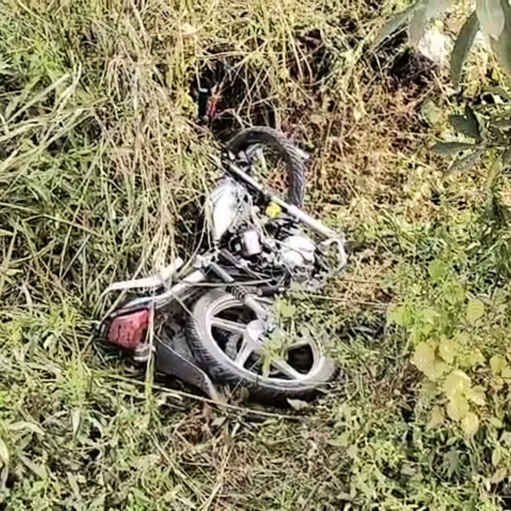 अज्ञात वाहन की टक्कर से बाइक सवार युवकों की मौत:दमोह–जबलपुर स्टेट हाईवे पर सड़क किनारे मिले 2 शव; मृतकों की नहीं हो पाई पहचान