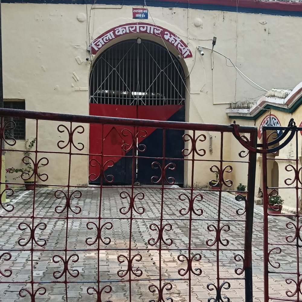 झांसी जेल में मरने वाले बंदी की हैंडराइटिंग जांच शुरू:पूर्व आईपीएस अमिताभ ठाकुर ने की थी जेलर और डिप्टी जेलर की शिकायत