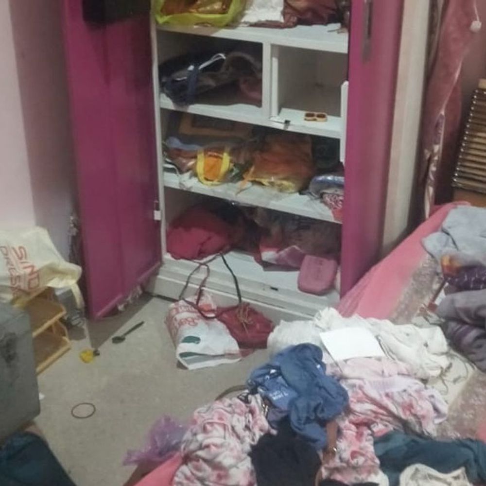 झांसी में स्वास्थ्य कर्मी के घर से ज्वेलरी-पैसा चोरी:चार ताले डालकर गांव गया था परिवार, सब टूटे मिले, चोरों ने तसल्ली से खंगाला नया मकान