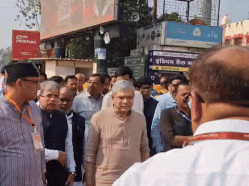 रेल मंत्री अश्विनी वैष्णव ने स्टेशनों का किया निरीक्षण:रेलवे कर्मचारियों के परिवार से की मुलाकात,बोले-सिग्नेचर ब्रिज की डिजाइन पूरी