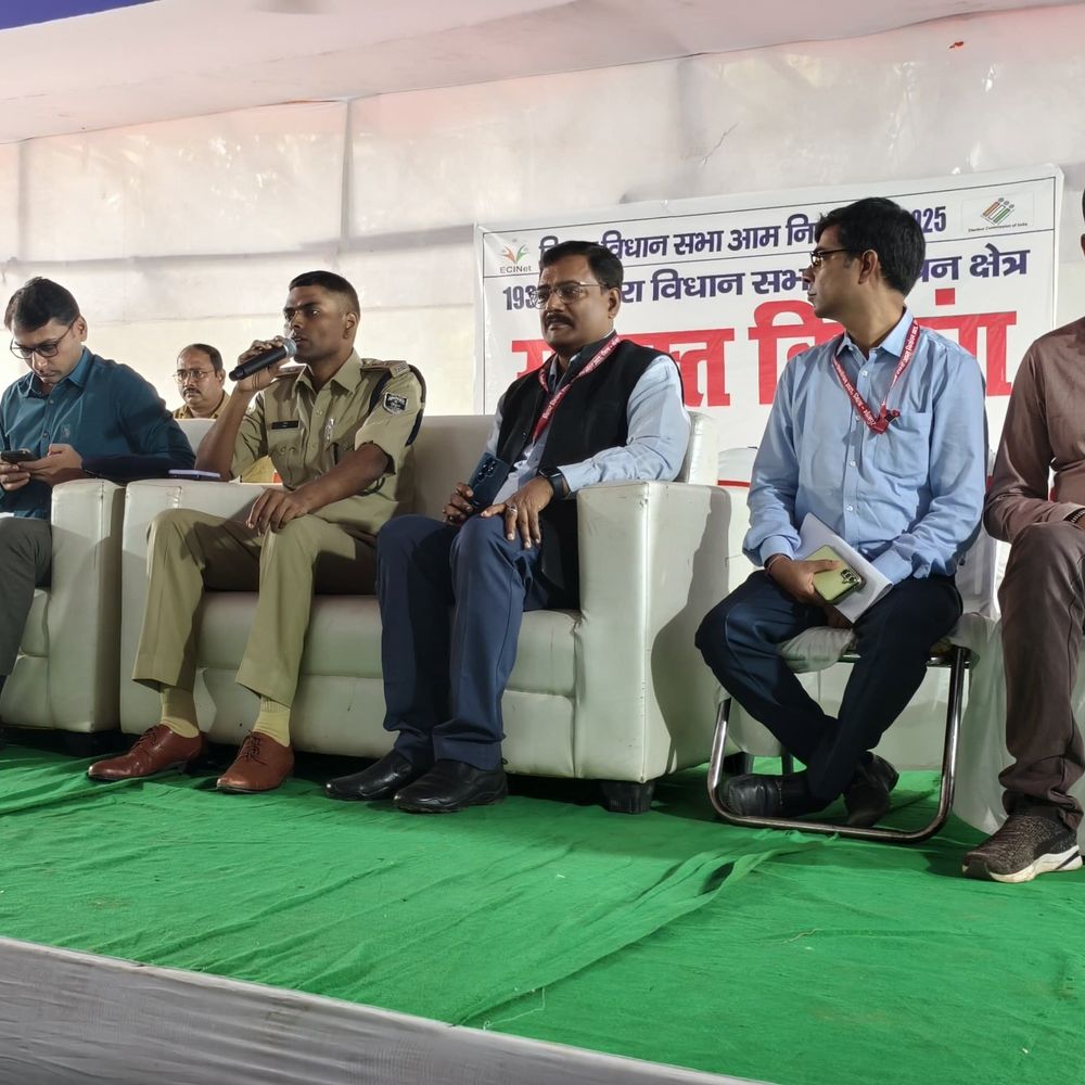 ‘सतर्कता, पारदर्शिता और निष्पक्षता के साथ कराएं चुनाव’:डीएम-एसपी बोले- मतदान कर्मी भयमुक्त माहौल में चुनाव संपन्न कराएं