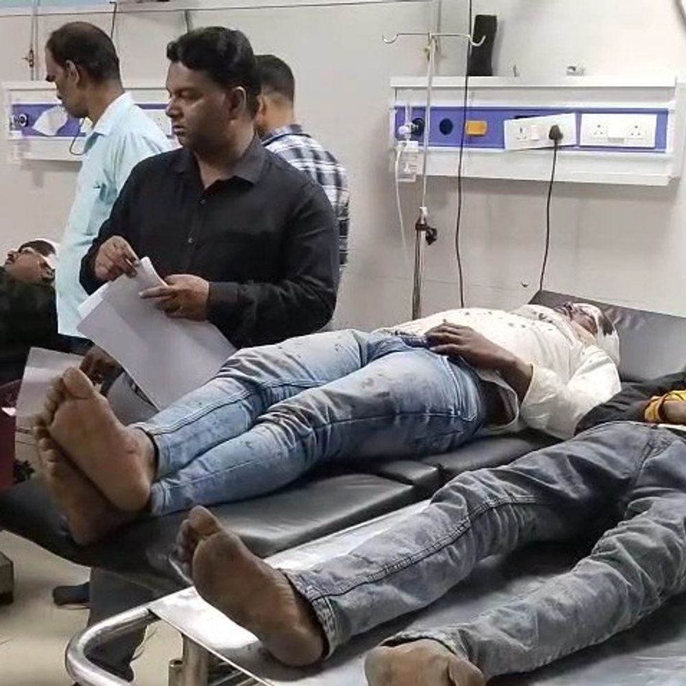 भोजपुर में 2 बाइक की टक्कर, 4 लोग जख्मी:जख्मी बोले- डॉक्टर से दवा लेने गए थे, 2 लड़कों ने मारी ठोकर